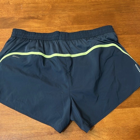 PUMA SHORT SIZE LARGE - Picture 3 of 5